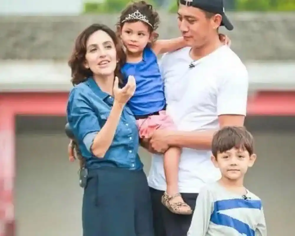 刘烨一家四口久违同框,画面温馨有爱.