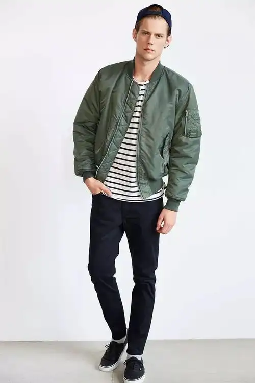 搭配夹克的时候可以首先想到的就是牛仔裤,飞行夹克搭配牛仔裤的造型