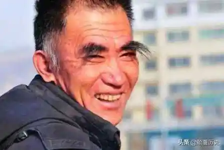 头上有一撮白头发面相