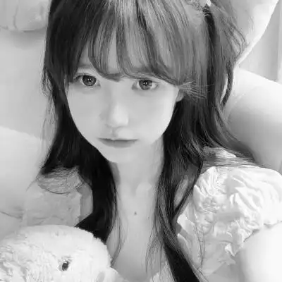 黑白女生头像真人