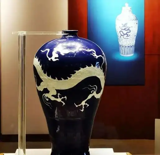 元代霁蓝釉白龙纹梅瓶传奇:从18元到40亿!_腾讯新闻