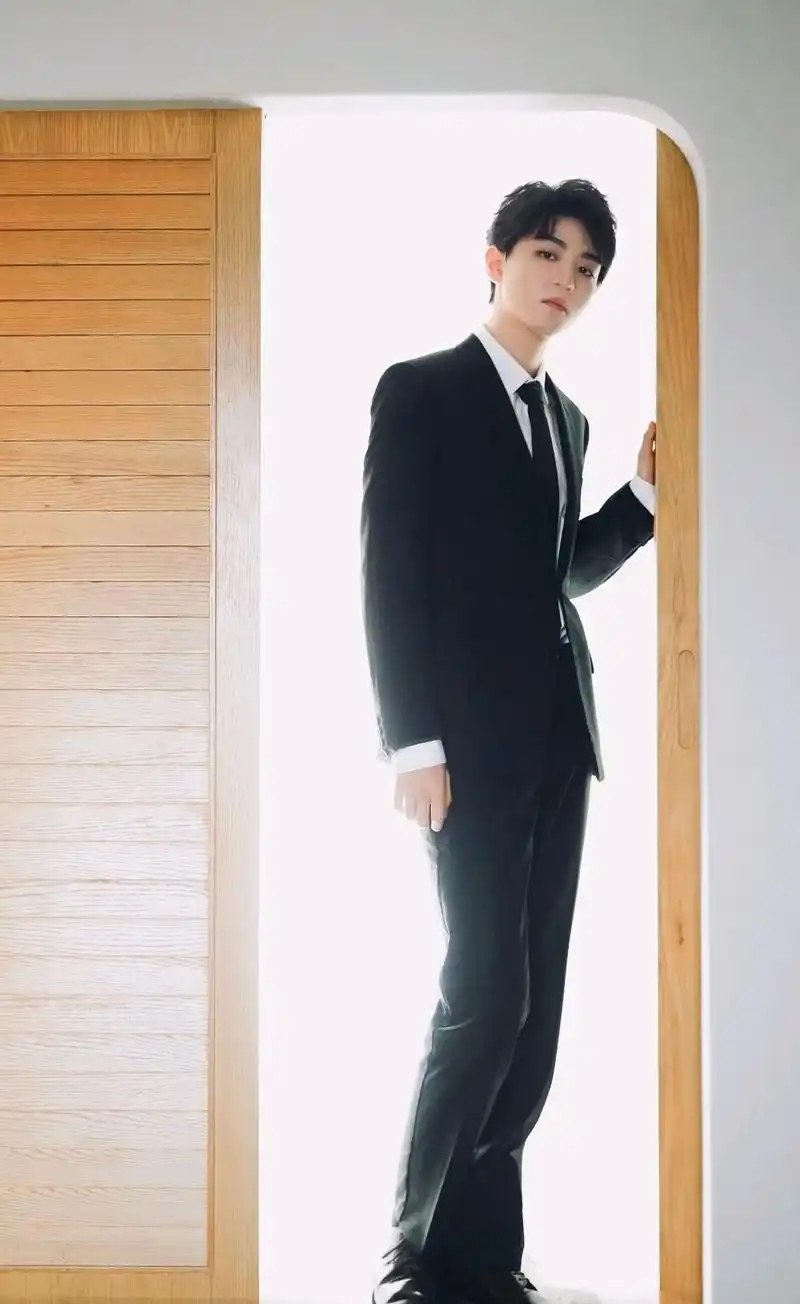 王俊凯大长腿再上热搜:红衣服的王俊凯身材绝了!