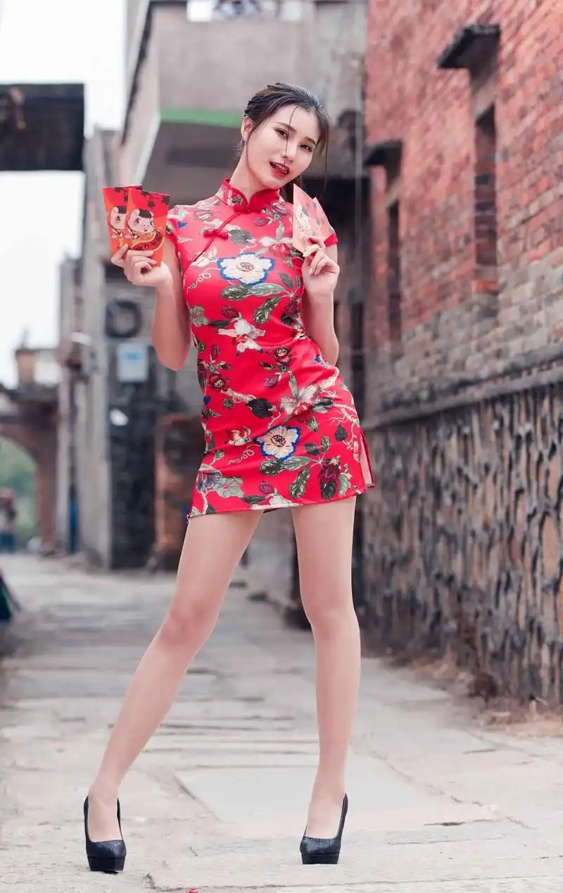 极品丝袜美腿高叉旗袍美女古村行