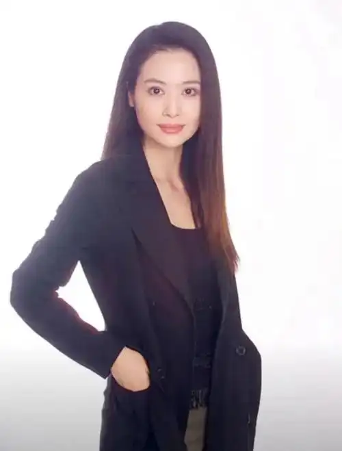 不过虽然身在演艺圈,但"人淡如菊"的邓英却显得格格不入也不合时宜,她