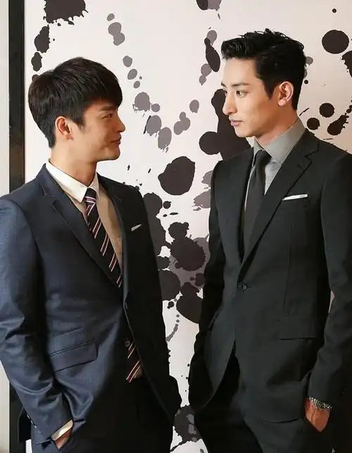 李洙赫晒新照太禁欲与徐仁国再合作又万年男二霸总长腿cp荷尔蒙盛宴