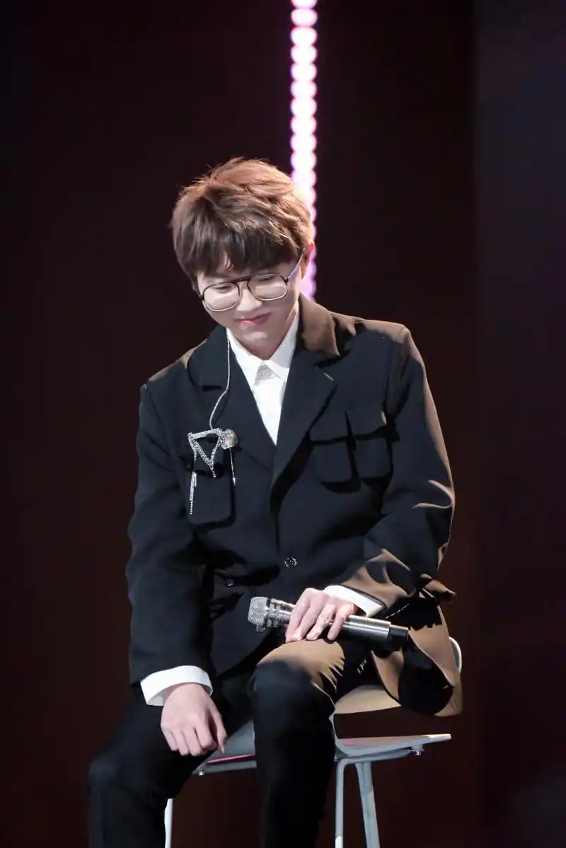 毛不易 分享今日份帅气的@毛不易 毛老师,舞台之上保持热忱,聚光灯下