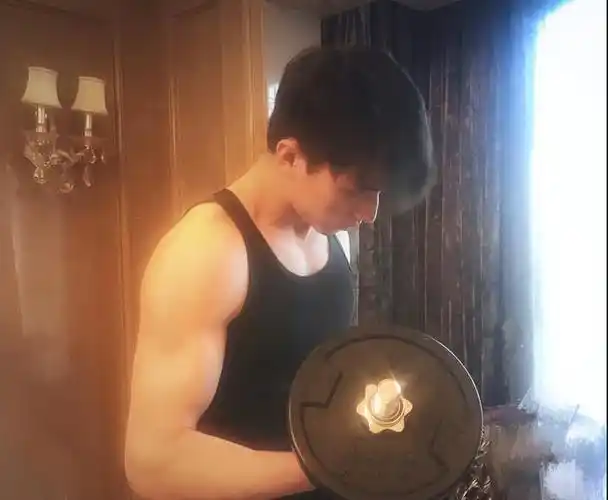 假臀假腹肌,《我的阿勒泰》于适一出场,打脸了多少内娱小鲜肉