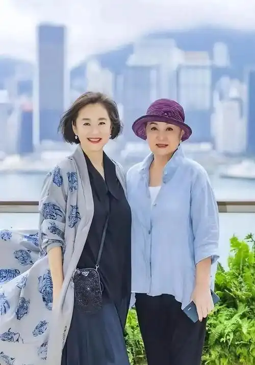 林青霞与朱茵杨钰莹合影差17岁却像同龄果然气质比年龄更重要