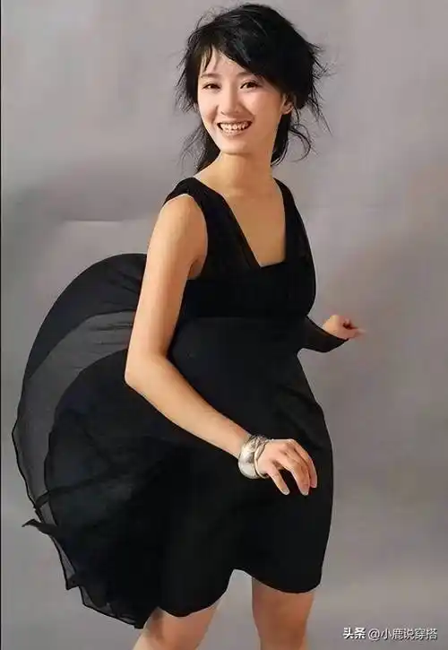 她是陈道明隐藏38年的女儿,长相清秀撞脸李念,美得让人心动_时尚_黑色