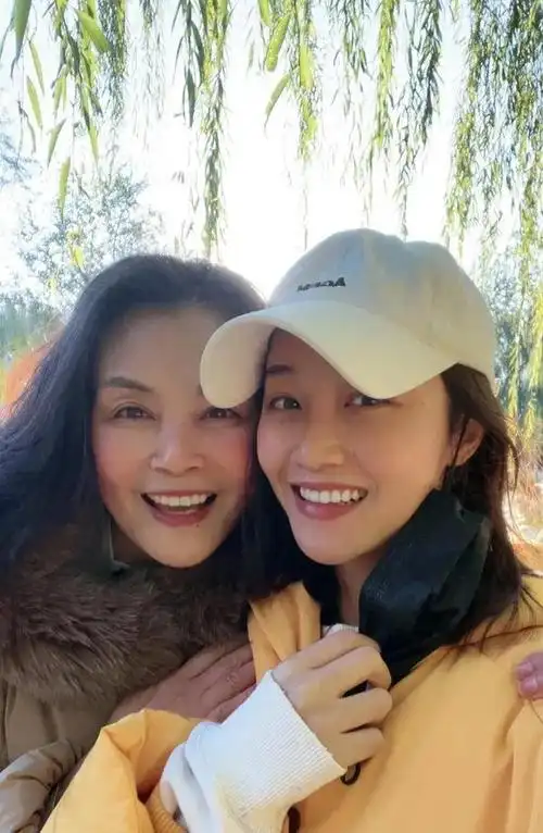 蓝盈莹化身小黄人搭灰色卫裤白色棒球帽和妈妈出游好开心