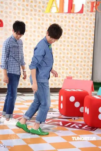 图文品冠与冠佑合拍mv品冠教冠佑跳舞