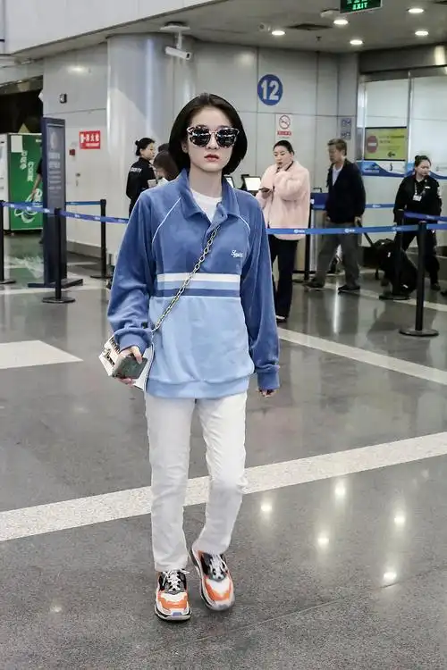 娱乐八卦 > 正文 张雪迎短发惊喜现身 4月27日,张雪迎现身机场,一头齐