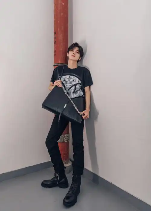 翟潇闻腿太长了吧跟纪梵希好配