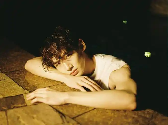 白敬亭泳池写真玩湿身诱惑好身材一览无余