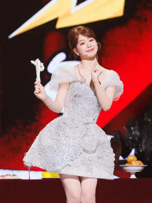 关智斌徐梦洁何洛洛赵让合作舞台##徐梦洁八音盒公主裙