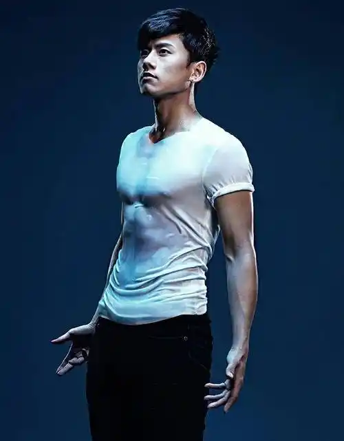 张杰歌唱的好,没想到肌肉也是这么棒!_胸肌_衣服_照片