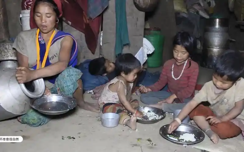 尼泊尔山区穷人家翠花脾气大,又冲孩子们发火了