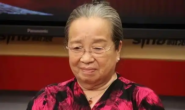 被丢烂菜叶和臭鸡蛋?"容嬷嬷"扮演者李明启:我从不后悔!