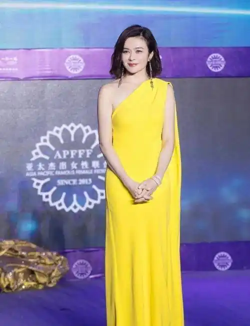 关之琳太瘦了,无法辨认!身着红长裙很迷人,57岁很真实