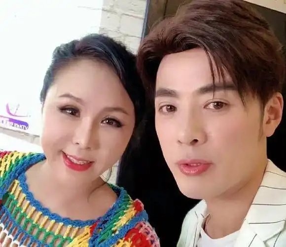 乌兰图雅vs乌兰托娅一首套马杆两段人生路