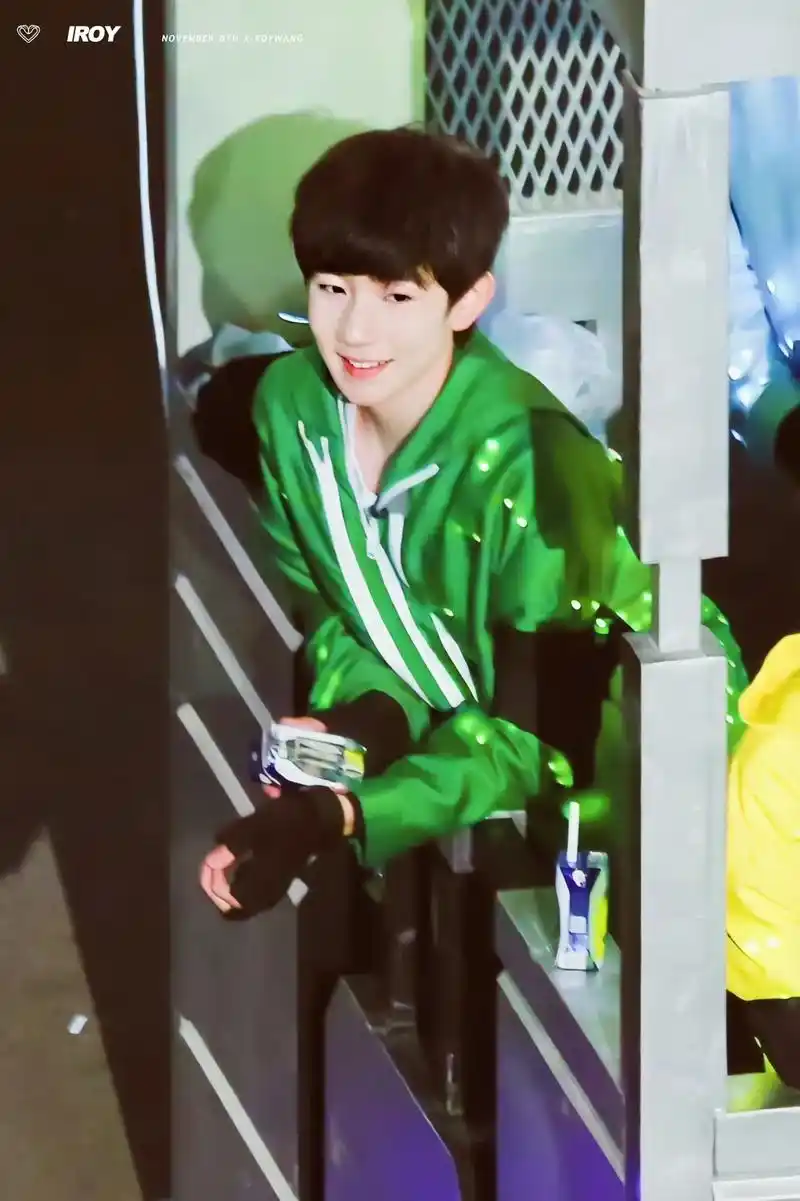 王源 绿色系穿搭.#王源 #向全世界安利 #图文伙伴计划 # - 抖音