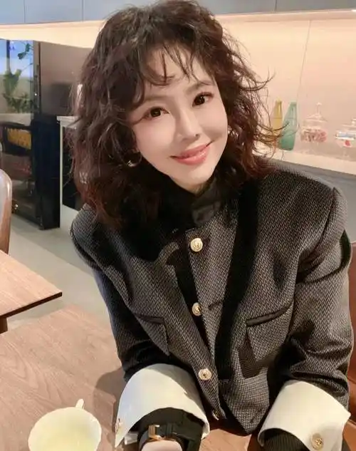 50岁女人烫头发:记住"三烫三不烫",显年轻气质,头发蓬松洋气_女性