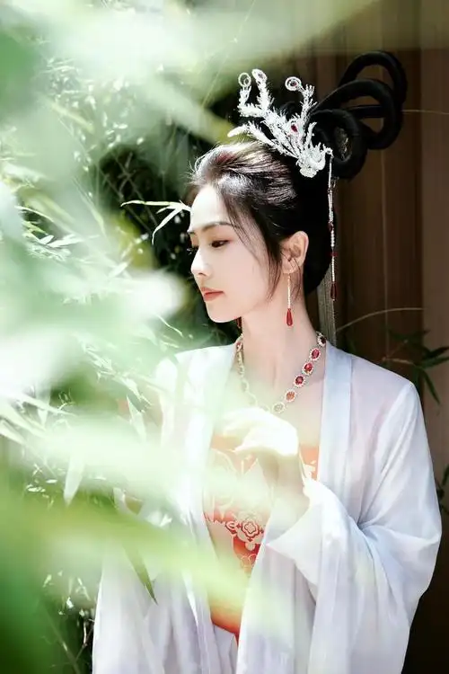 白鹿奔跑吧古装造型花絮照白衣古装温文尔雅
