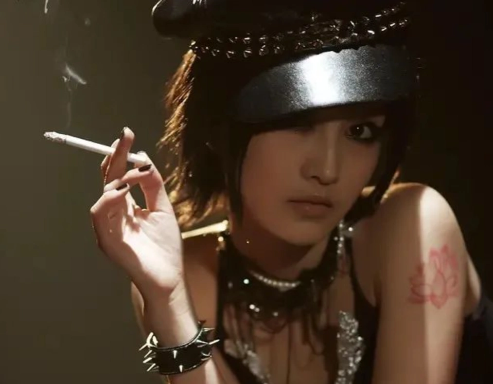 照片里的李沁机车造型,浑身铆钉,不仅抽烟胳膊上还有纹身,看起来很