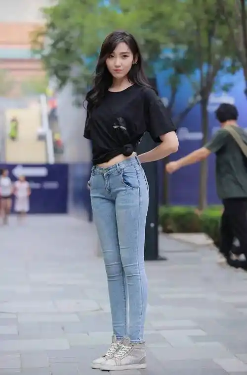 街拍各式各样牛仔裤穿搭展现曼妙身材挡不住的女性魅力