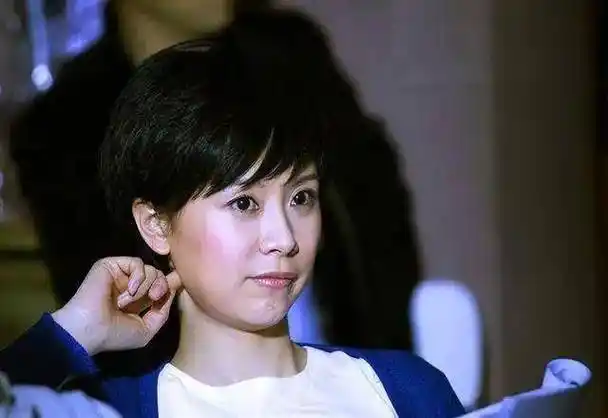 在这里,黄磊是她的老师,他其实也不大,才硕士毕业刚留校任教!