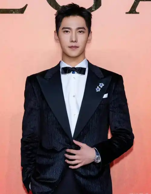 一场明星与名流的合照,把艺人在上流圈的地位照的"体无完肤"_杨洋