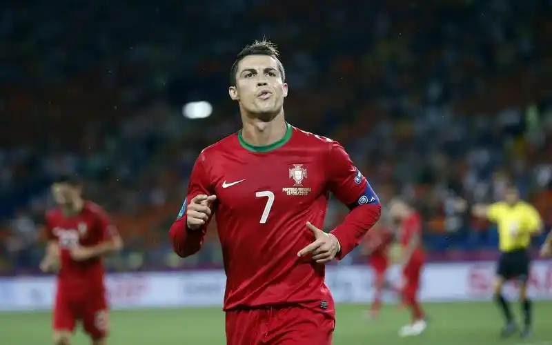 2014巴西世界杯球星c罗球场帅气图片桌面壁纸