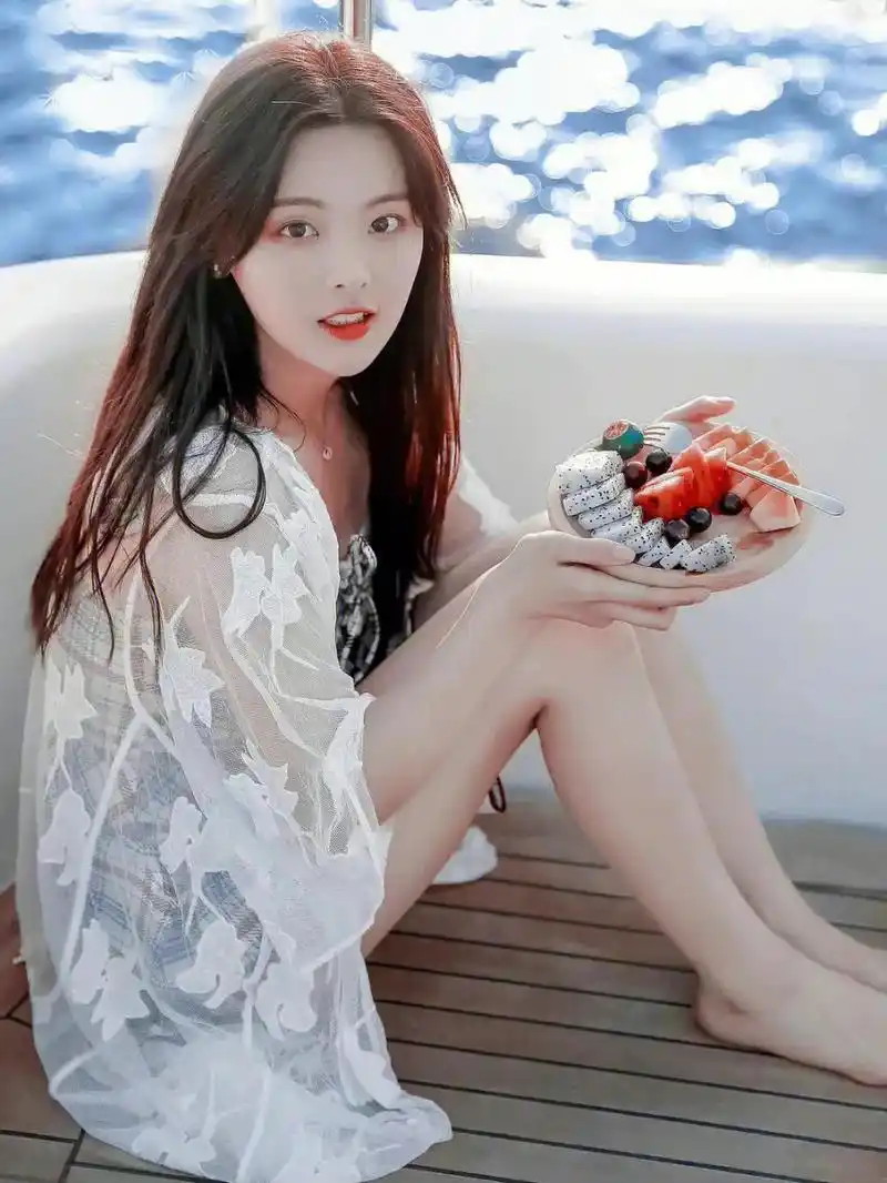 杨超越美照     杨超越小姐姐经典穿搭,清纯可爱小甜妹人见人爱