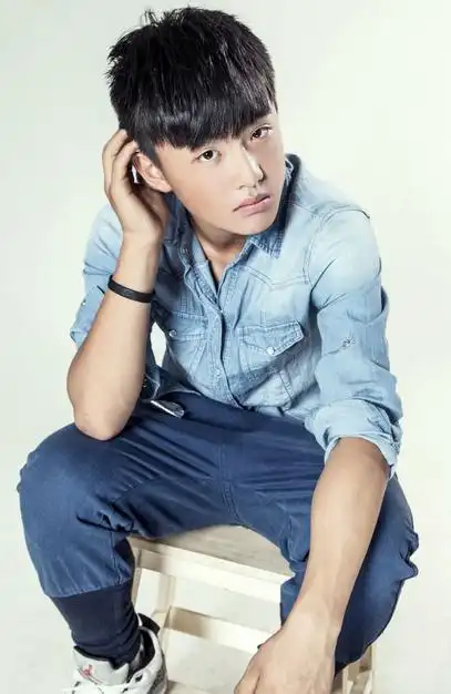 郑伟蓝色衬衫写真照阳光男孩一展懵懂微笑