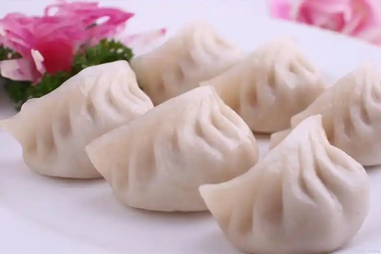 蒸饺子还是非常简单的,蒸锅中加入适量的开水,水开锅