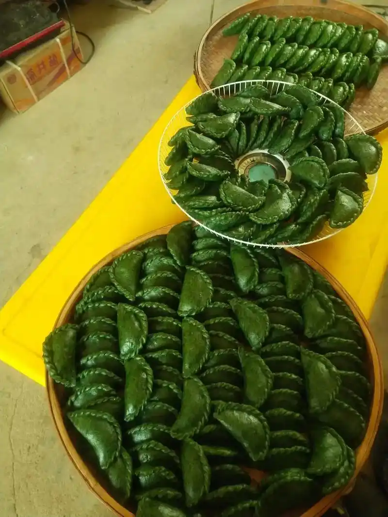 盆友做的艾米果,赣南特产之一!纯手工制作!纯绿色食品!好吃看 - 抖音