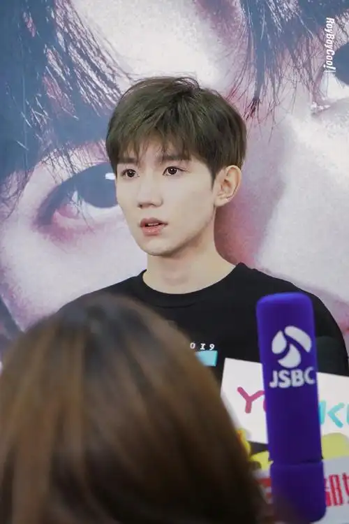 听见巨响了吗 王源帅爆了 99  闷青色的头发特别好看  @tfboys-王源