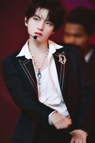 王俊凯演唱会背后为舞台效果曾减重20斤高强度练习导致低血糖