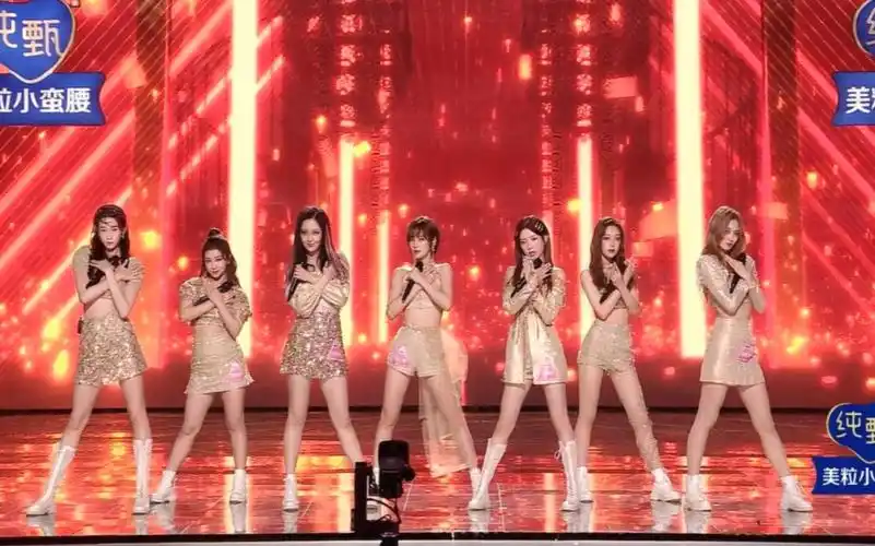 创造营2020总决赛舞台上女孩们热情演唱火羽phoenix