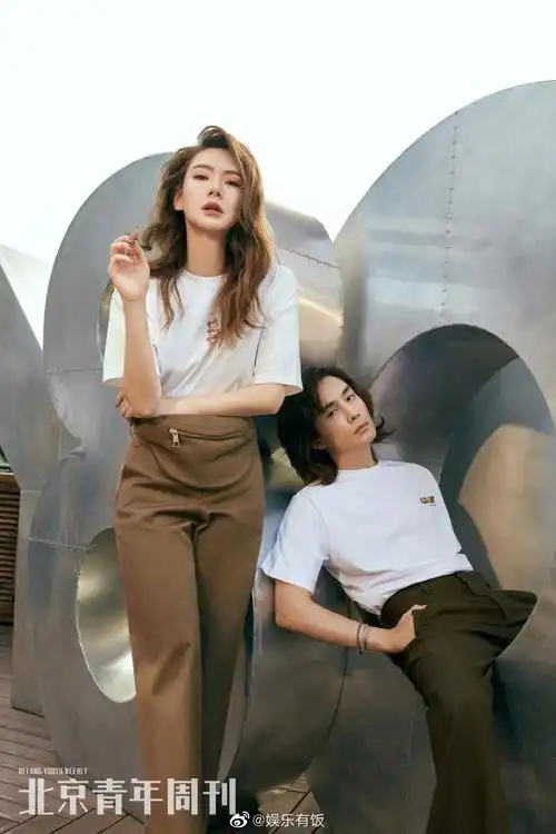 戚薇李承铉最新杂志封面大片曝光,主题是"爱让生活比童话更美好"