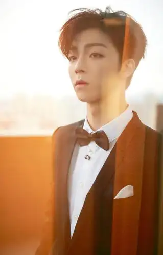 陈立农帅气黑色西装写真