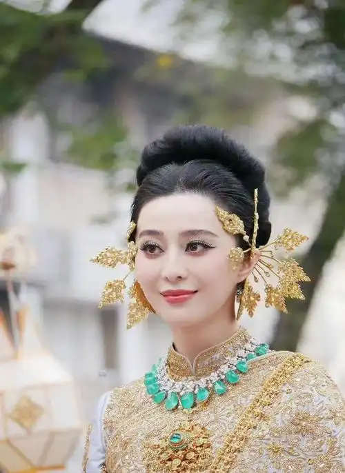 范冰冰高调现身泰国,站在三轮车上巡游被嘲自甘堕落!