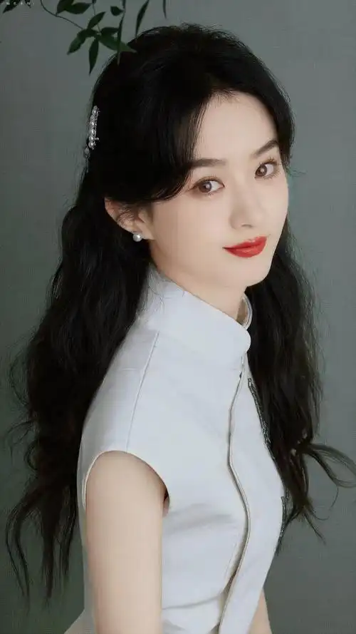 赵丽颖白色的旗袍造型真的惊艳到我了,优雅有韵味