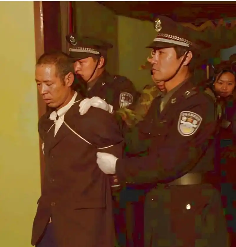 2001年,正被押赴刑场,执行死刑的王玉顺,这个外表憨厚的汉子,因为卖出