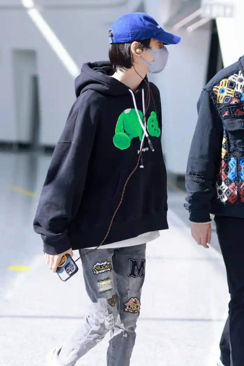 机场偶遇罗云熙,本人超小一只,头很小腿特别细,感觉他体重都没有100斤