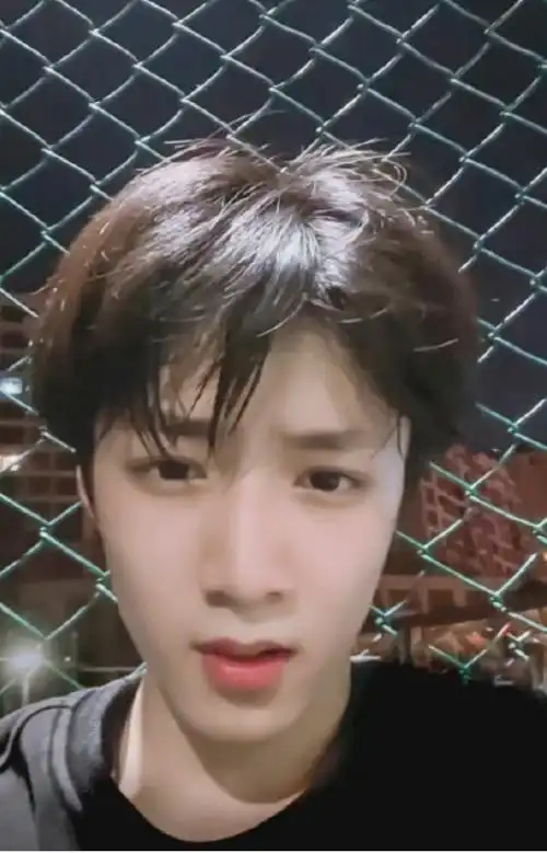 刘耀文素颜湿发随拍,湿发我可就太喜欢了, 素颜好好看……__财经头条