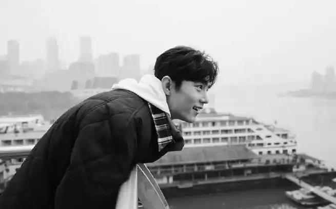 肖战#关于肖战一些趴栏杆,阳台的氛围感.