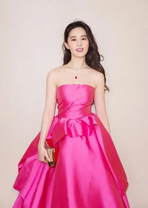 上海电影节开幕红毯 刘亦菲严屹宽亮相