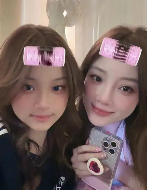 李小璐带11岁甜馨参加活动,跟妈妈差不多高了!五官越长越像贾乃亮?