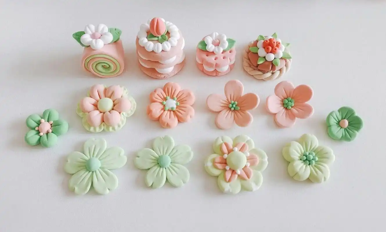 超轻粘土 粉色和绿色搭起来也很好看哇 做了一些小甜点,粉绿色的草莓